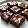 Griechischer Joghurt Brownies Rezept Zutaten: - 1 Tasse Griechischer Joghurt - 1 Tasse Zucker - 1/2 Tasse Kakaopulver - 1/2 Tasse Mehl - 1/4 Tasse Pflanzenöl - 2 Eier - 1 Teelöffel Vanilleextrakt - 1/2 Teelöffel Backpulver - 1/4 Teelöffel Salz Anleitung: 1. Ofen auf 175 Grad Celsius vorheizen und eine Backform mit Backpapier auslegen. 2. In einer Schüssel, Griechischer Joghurt, Zucker, Kakaopulver, Mehl, Pflanzenöl, Eier, Vanilleextrakt, Backpulver und Salz vermengen. 3. Gut umrühren, bis die Mischung glatt ist. 4. In die vorbereitete Backform gießen und gleichmäßig verteilen. 5. 25-30 Minuten backen, bis ein Zahnstocher in der Mitte sauber herauskommt. 6. Abkühlen lassen, schneiden und servieren.