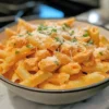 Buffalo-Hähnchen-Pasta Rezept Zutaten: - 300g Hähnchenbrust - 200g Pasta - 100ml Buffalo-Sauce - 1 Zwiebel - 2 Knoblauchzehen - 100g Frischkäse - 50g Cheddar-Käse - 2 EL Olivenöl - Salz - Pfeffer - Petersilie zum Garnieren Anleitung: 1. Hähnchenbrust in Stücke schneiden. 2. Pasta nach Packungsanweisung kochen. 3. Olivenöl in einer Pfanne erhitzen, Zwiebel und Knoblauch anbraten. 4. Hähnchen hinzufügen und anbraten, bis es durchgegart ist. 5. Buffalo-Sauce und Frischkäse hinzufügen und gut umrühren. 6. Gekochte Pasta unter die Hähnchenmischung heben. 7. Mit Cheddar-Käse bestreuen und kurz überbacken. 8. Mit Salz, Pfeffer und Petersilie abschmecken.