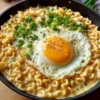 Leckere Ramen-Nudeln mit Ei und Käse