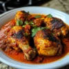 Nigerianisches Hähnchen-Eintopf-Rezept Zutaten: - Hähnchen - Zwiebeln - Tomaten - Paprika - Knoblauch - Ingwer - Öl - Gewürze - Salz - Pfeffer Anleitung: 1. Hähnchenstücke anbraten. 2. Zwiebeln, Knoblauch und Ingwer hinzufügen. 3. Tomaten und Paprika dazugeben. 4. Mit Gewürzen, Salz und Pfeffer würzen. 5. Kochen lassen, bis das Hähnchen durchgegart ist. 6. Servieren mit Reis oder Brot.
