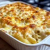 Paula Deens käsiger Hähnchen-Pasta-Auflauf Rezept Zutaten: - 2 Tassen gekochte Pasta - 2 Tassen gekochtes Hähnchen, zerkleinert - 1 Tasse Frischkäse - 1 Tasse saure Sahne - 1 Tasse geriebener Cheddar-Käse - 1 Tasse Hühnerbrühe - 1 Teelöffel Knoblauchpulver - 1 Teelöffel Zwiebelpulver - 1 Teelöffel Paprika - Salz und Pfeffer nach Geschmack - 1 Tasse Semmelbrösel Anleitung: 1. Ofen auf 180 Grad Celsius vorheizen. 2. In einer großen Schüssel gekochte Pasta, Hähnchen, Frischkäse, saure Sahne, Cheddar-Käse, Hühnerbrühe, Knoblauchpulver, Zwiebelpulver, Paprika, Salz und Pfeffer vermengen. 3. Mischung in eine Auflaufform geben. 4. Semmelbrösel gleichmäßig über die Mischung streuen. 5. 30 Minuten im Ofen backen, bis der Auflauf goldbraun und durchgeheizt ist. 6. Aus dem Ofen nehmen und abkühlen lassen, bevor serviert wird.