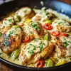Peperoncini-Hühnchen-Pfanne Rezept Zutaten: - 4 Hähnchenbrustfilets - 1 Glas Pepperoncini (ca. 350 g) - 2 EL Olivenöl - 1 Zwiebel, gehackt - 3 Knoblauchzehen, gehackt - 1 TL italienische Gewürze - Salz nach Geschmack - Pfeffer nach Geschmack - 1 Tasse Hühnerbrühe - 1 Tasse geriebener Käse (z. B. Mozzarella oder Parmesan) - Frische Petersilie zum Garnieren Anleitung: 1. Olivenöl in einer großen Pfanne erhitzen. 2. Hähnchenbrustfilets hinzufügen und auf beiden Seiten anbraten, bis sie goldbraun sind. 3. Zwiebel und Knoblauch hinzufügen und 2-3 Minuten anbraten, bis die Zwiebeln weich sind. 4. Pepperoncini, italienische Gewürze, Salz und Pfeffer hinzufügen. 5. Hühnerbrühe in die Pfanne gießen und zum Kochen bringen. 6. Hitze reduzieren und 15-20 Minuten köcheln lassen, bis das Hähnchen durchgegart ist. 7. Käse gleichmäßig über das Hähnchen streuen und abdecken, bis der Käse geschmolzen ist. 8. Mit frischer Petersilie garnieren und servieren.