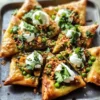 Blätterteig Samosa Chaat Rezept Zutaten: - Blätterteig - Kartoffeln - Erbsen - Zwiebel - Gewürze - Joghurt - Tamarindensauce - Koriander Anleitung: 1. Blätterteig ausrollen 2. Kartoffeln und Erbsen kochen 3. Zwiebel und Gewürze hinzufügen 4. Samosas formen und frittieren 5. Mit Joghurt und Tamarindensauce servieren 6. Mit Koriander garnieren