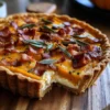 Kürbis-, Ricotta- und karamellisierte Zwiebel-Tarte mit Speck und Salbei