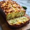 Zucchini Käse Brot Rezept Zutaten: - 2 Tassen Zucchini, gerieben - 1 Tasse Mehl - 1 Tasse geriebener Käse - 1/2 Tasse Milch - 1/4 Tasse Öl - 2 Eier - 1 Teelöffel Backpulver - 1/2 Teelöffel Salz - 1/2 Teelöffel Pfeffer - 1/2 Teelöffel Knoblauchpulver Anleitung: 1. Ofen auf 180 Grad Celsius vorheizen. 2. Zucchini, Eier, Milch und Öl in einer Schüssel vermischen. 3. In einer anderen Schüssel Mehl, Backpulver, Salz, Pfeffer und Knoblauchpulver vermengen. 4. Trockene Zutaten zur Zucchinimischung hinzufügen und gut vermischen. 5. Geriebenen Käse unterheben. 6. Den Teig in eine gefettete Kastenform geben. 7. 45 Minuten backen oder bis goldbraun. 8. Vor dem Servieren abkühlen lassen.