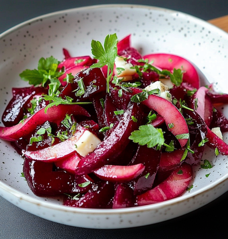 Rote Bete Salat mit frischen Äpfeln für den Sommer